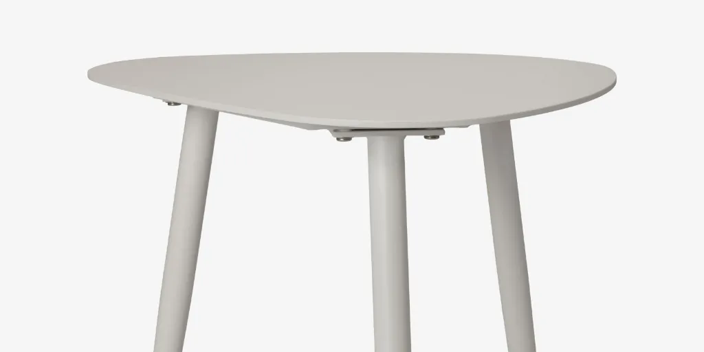 vines_small_table_closeup.webp