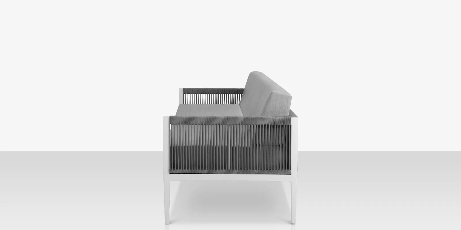 07_skye_sofa_gray_side.webp
